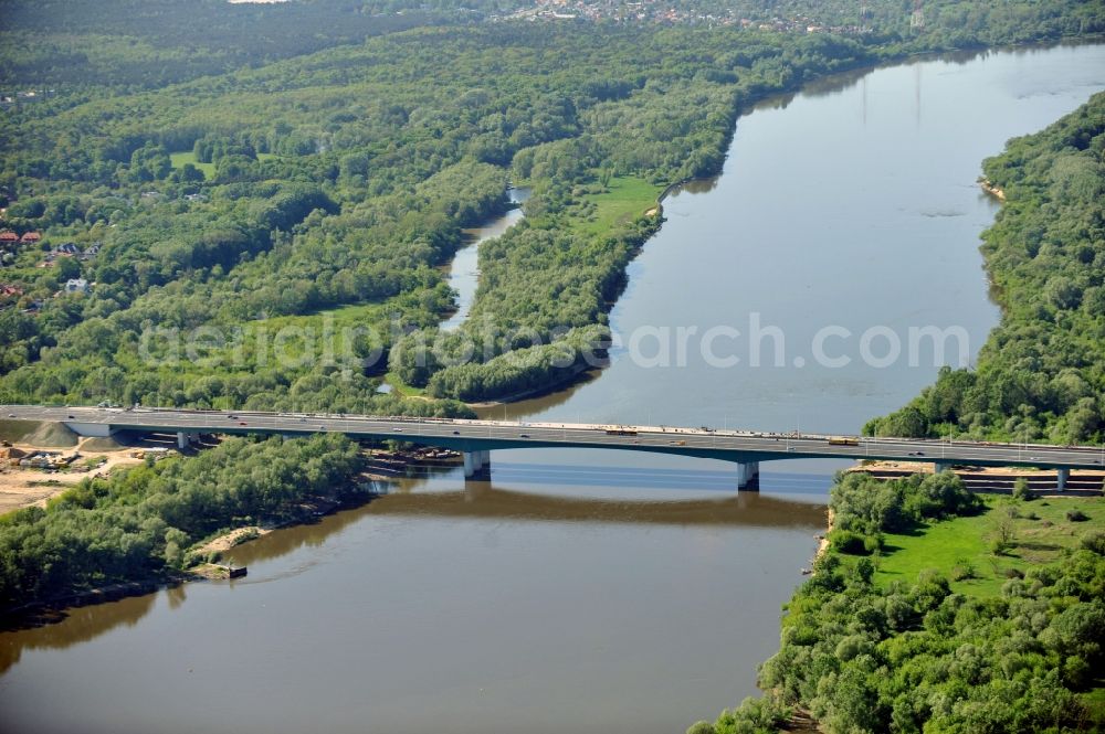 Aerial image Warschau - Blick auf die Baustelle des Neubaus der Nordbrücke über die Weichsel in Warschau. Die Brücke wird die größte der polnischen Hauptstadt sein und sechsspurig ausgebaut. Das deutsche Ingenieurbüro Schüßler - Plan ist an der Projektierung und Bauüberwachung beteiligt. Site of the North Bridge over the Weichsel River in Warsaw.