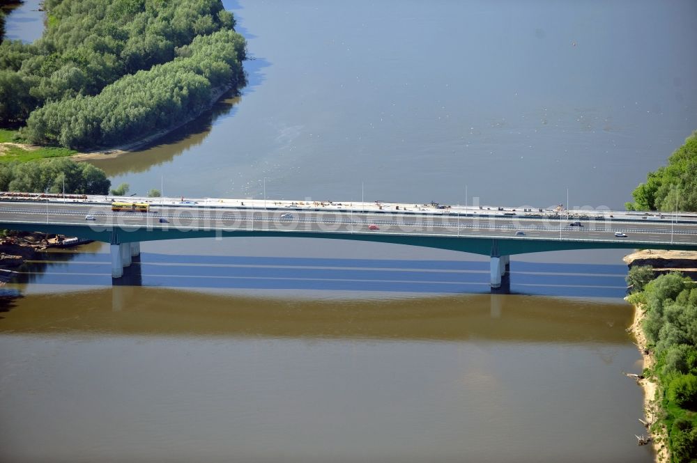 Aerial photograph Warschau - Blick auf die Baustelle des Neubaus der Nordbrücke über die Weichsel in Warschau. Die Brücke wird die größte der polnischen Hauptstadt sein und sechsspurig ausgebaut. Das deutsche Ingenieurbüro Schüßler - Plan ist an der Projektierung und Bauüberwachung beteiligt. Site of the North Bridge over the Weichsel River in Warsaw.