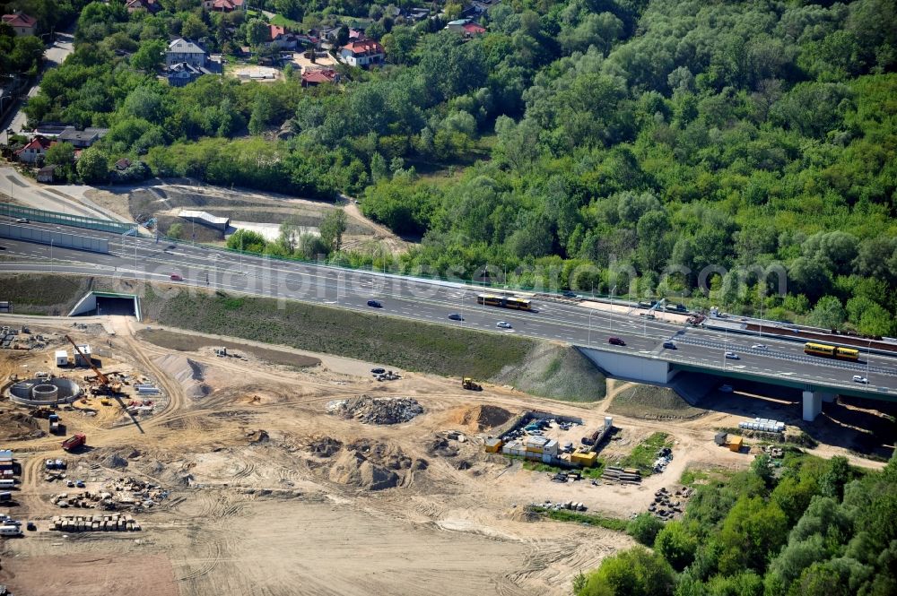 Warschau from above - Blick auf die Baustelle des Neubaus der Nordbrücke über die Weichsel in Warschau. Die Brücke wird die größte der polnischen Hauptstadt sein und sechsspurig ausgebaut. Das deutsche Ingenieurbüro Schüßler - Plan ist an der Projektierung und Bauüberwachung beteiligt. Site of the North Bridge over the Weichsel River in Warsaw.