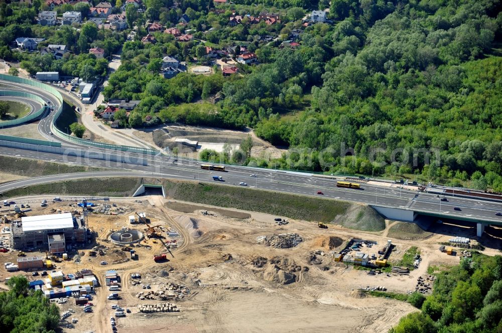 Warschau from the bird's eye view: Blick auf die Baustelle des Neubaus der Nordbrücke über die Weichsel in Warschau. Die Brücke wird die größte der polnischen Hauptstadt sein und sechsspurig ausgebaut. Das deutsche Ingenieurbüro Schüßler - Plan ist an der Projektierung und Bauüberwachung beteiligt. Site of the North Bridge over the Weichsel River in Warsaw.