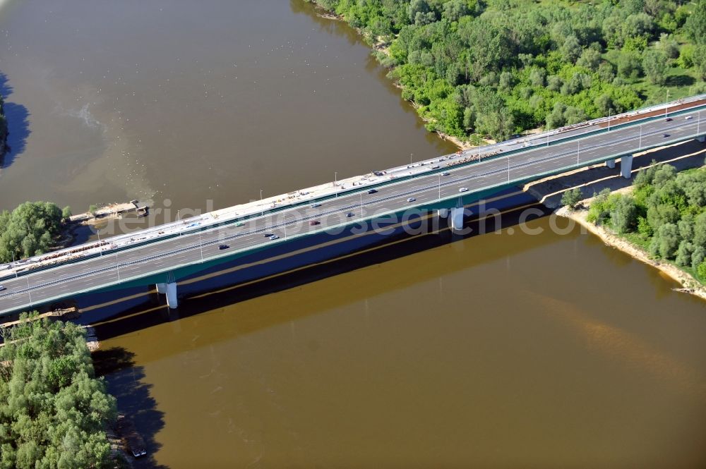 Aerial image Warschau - Blick auf die Baustelle des Neubaus der Nordbrücke über die Weichsel in Warschau. Die Brücke wird die größte der polnischen Hauptstadt sein und sechsspurig ausgebaut. Das deutsche Ingenieurbüro Schüßler - Plan ist an der Projektierung und Bauüberwachung beteiligt. Site of the North Bridge over the Weichsel River in Warsaw.