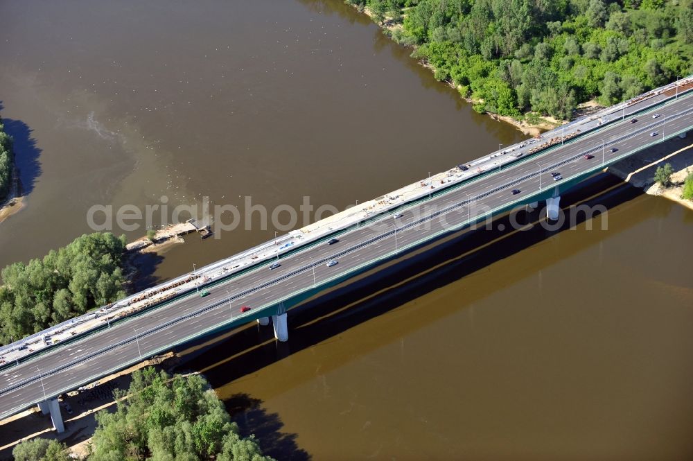 Aerial photograph Warschau - Blick auf die Baustelle des Neubaus der Nordbrücke über die Weichsel in Warschau. Die Brücke wird die größte der polnischen Hauptstadt sein und sechsspurig ausgebaut. Das deutsche Ingenieurbüro Schüßler - Plan ist an der Projektierung und Bauüberwachung beteiligt. Site of the North Bridge over the Weichsel River in Warsaw.