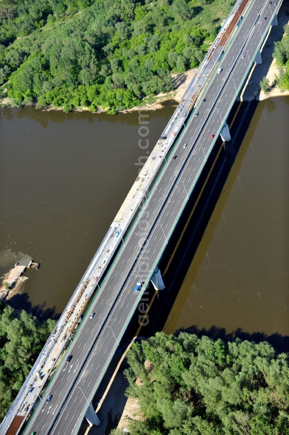 Warschau from above - Blick auf die Baustelle des Neubaus der Nordbrücke über die Weichsel in Warschau. Die Brücke wird die größte der polnischen Hauptstadt sein und sechsspurig ausgebaut. Das deutsche Ingenieurbüro Schüßler - Plan ist an der Projektierung und Bauüberwachung beteiligt. Site of the North Bridge over the Weichsel River in Warsaw.