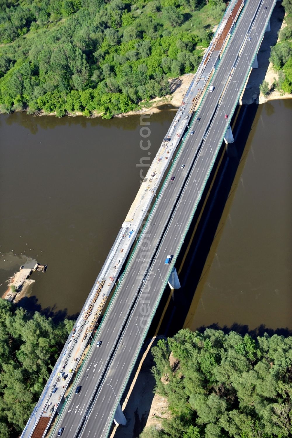 Warschau from the bird's eye view: Blick auf die Baustelle des Neubaus der Nordbrücke über die Weichsel in Warschau. Die Brücke wird die größte der polnischen Hauptstadt sein und sechsspurig ausgebaut. Das deutsche Ingenieurbüro Schüßler - Plan ist an der Projektierung und Bauüberwachung beteiligt. Site of the North Bridge over the Weichsel River in Warsaw.