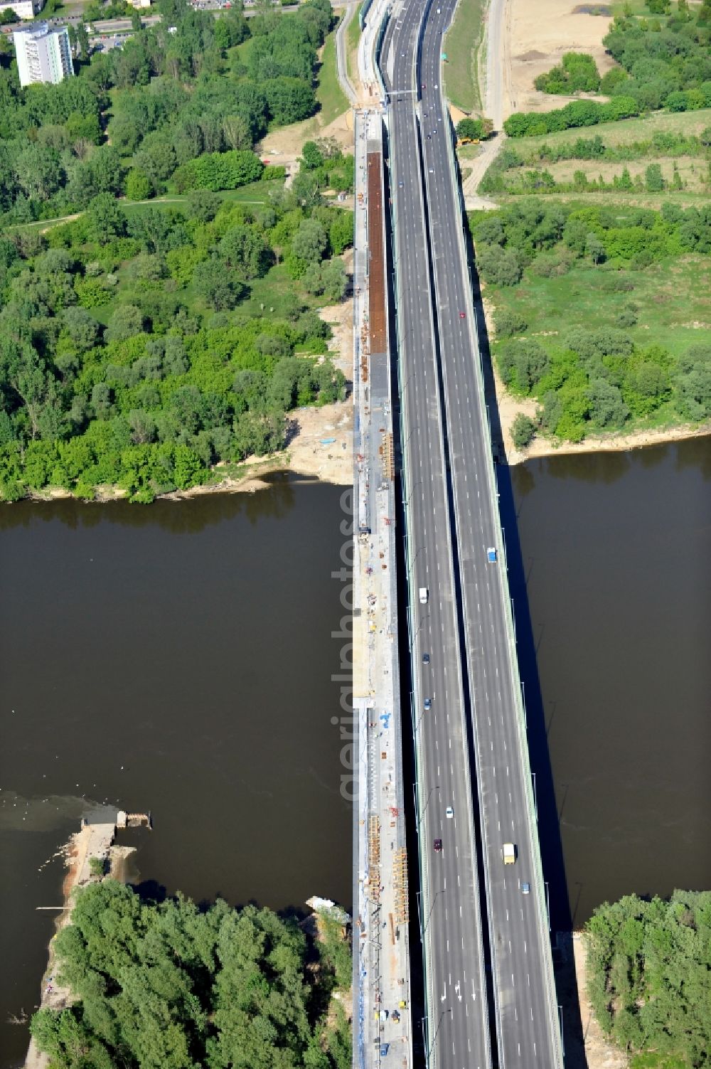 Aerial image Warschau - Blick auf die Baustelle des Neubaus der Nordbrücke über die Weichsel in Warschau. Die Brücke wird die größte der polnischen Hauptstadt sein und sechsspurig ausgebaut. Das deutsche Ingenieurbüro Schüßler - Plan ist an der Projektierung und Bauüberwachung beteiligt. Site of the North Bridge over the Weichsel River in Warsaw.