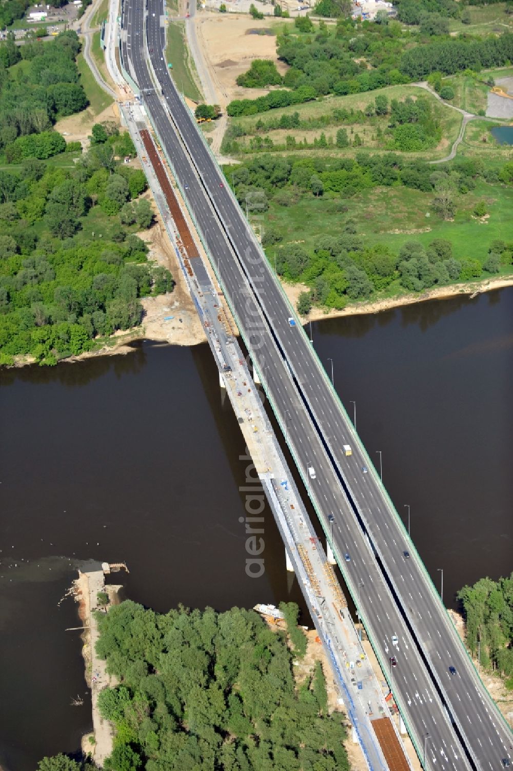 Warschau from above - Blick auf die Baustelle des Neubaus der Nordbrücke über die Weichsel in Warschau. Die Brücke wird die größte der polnischen Hauptstadt sein und sechsspurig ausgebaut. Das deutsche Ingenieurbüro Schüßler - Plan ist an der Projektierung und Bauüberwachung beteiligt. Site of the North Bridge over the Weichsel River in Warsaw.