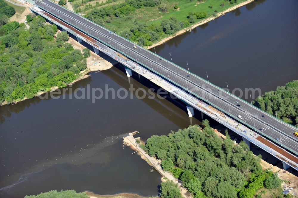 Warschau from the bird's eye view: Blick auf die Baustelle des Neubaus der Nordbrücke über die Weichsel in Warschau. Die Brücke wird die größte der polnischen Hauptstadt sein und sechsspurig ausgebaut. Das deutsche Ingenieurbüro Schüßler - Plan ist an der Projektierung und Bauüberwachung beteiligt. Site of the North Bridge over the Weichsel River in Warsaw.