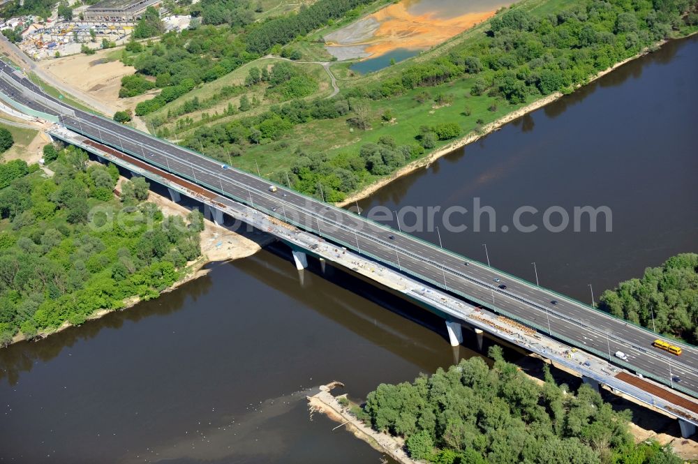 Aerial image Warschau - Blick auf die Baustelle des Neubaus der Nordbrücke über die Weichsel in Warschau. Die Brücke wird die größte der polnischen Hauptstadt sein und sechsspurig ausgebaut. Das deutsche Ingenieurbüro Schüßler - Plan ist an der Projektierung und Bauüberwachung beteiligt. Site of the North Bridge over the Weichsel River in Warsaw.