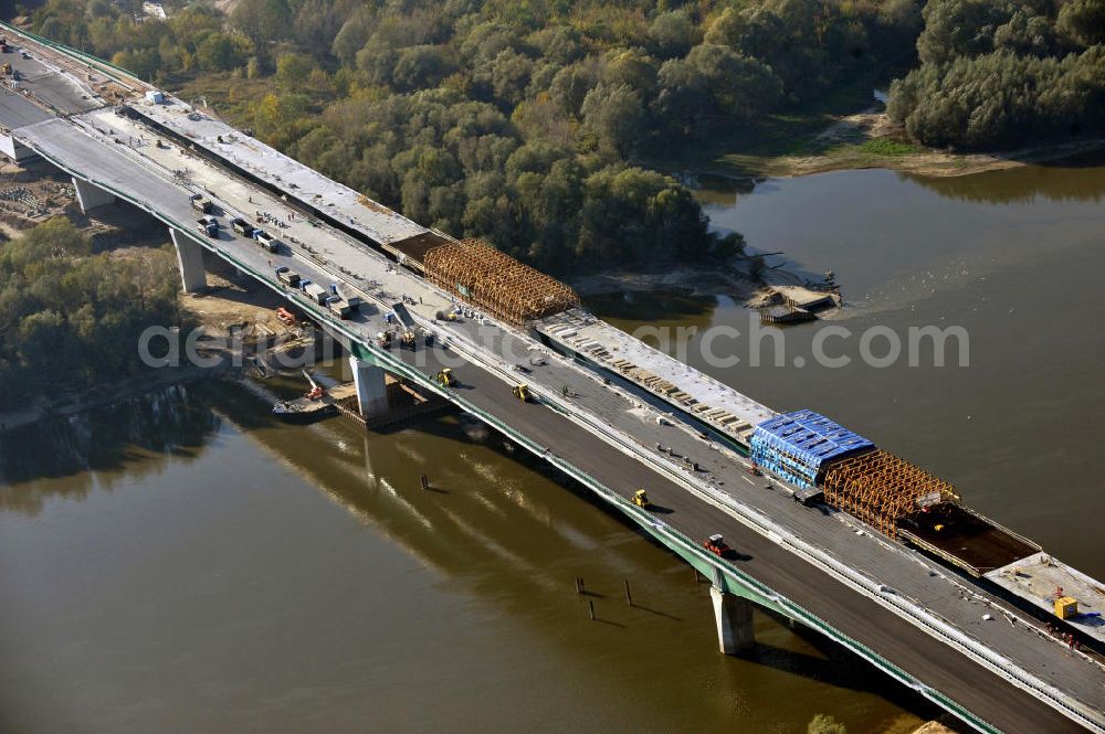 Aerial image Warschau / Warszawa / Warsaw - Blick auf die Baustelle des Neubaus der Nordbrücke über die Weichsel in Warschau. Die Brücke wird die größte der polnischen Hauptstadt sein und sechsspurig ausgebaut. Das deutsche Ingenieurbüro Schüßler - Plan ist an der Projektierung und Bauüberwachung beteiligt. Site of the North Bridge over the Weichsel River in Warsaw.