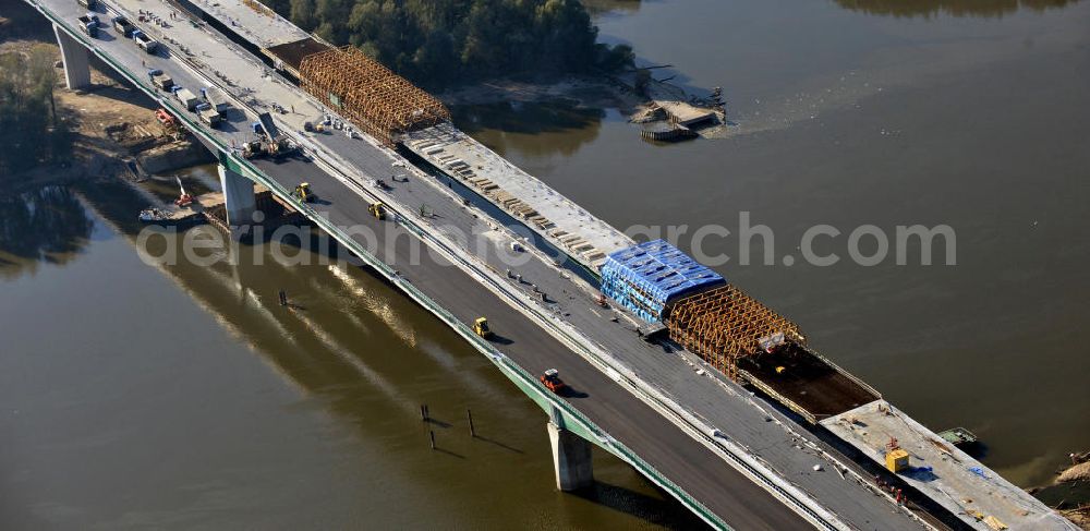 Aerial photograph Warschau / Warszawa / Warsaw - Blick auf die Baustelle des Neubaus der Nordbrücke über die Weichsel in Warschau. Die Brücke wird die größte der polnischen Hauptstadt sein und sechsspurig ausgebaut. Das deutsche Ingenieurbüro Schüßler - Plan ist an der Projektierung und Bauüberwachung beteiligt. Site of the North Bridge over the Weichsel River in Warsaw.