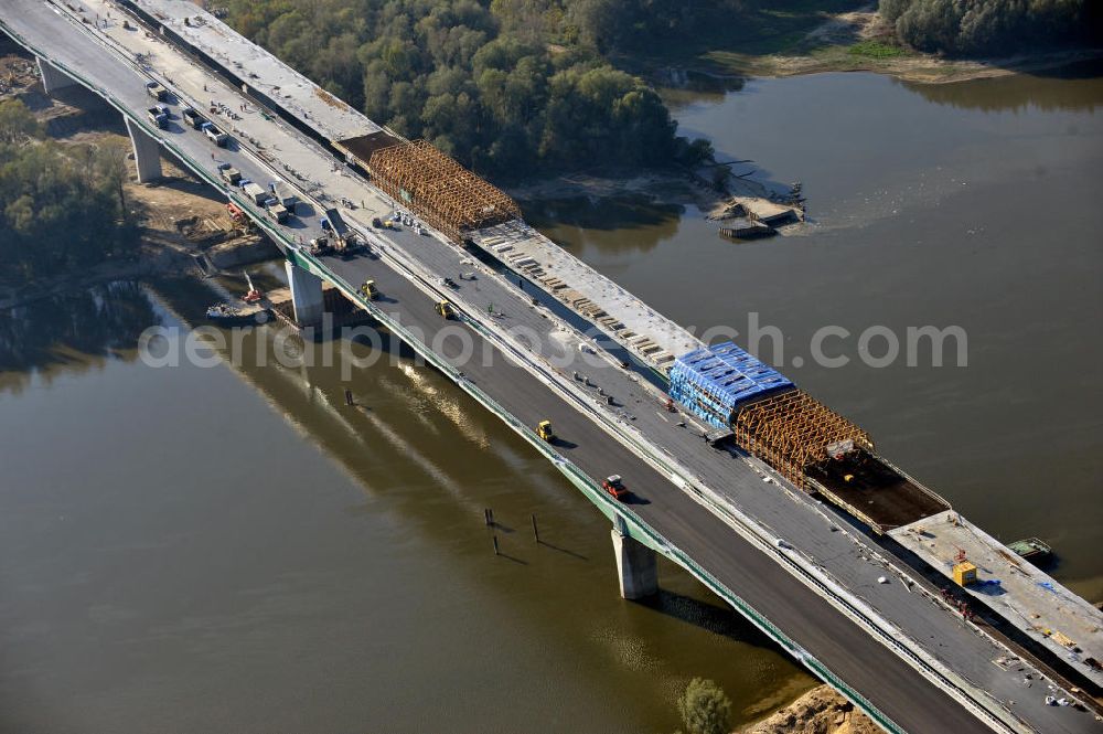 Warschau / Warszawa / Warsaw from above - Blick auf die Baustelle des Neubaus der Nordbrücke über die Weichsel in Warschau. Die Brücke wird die größte der polnischen Hauptstadt sein und sechsspurig ausgebaut. Das deutsche Ingenieurbüro Schüßler - Plan ist an der Projektierung und Bauüberwachung beteiligt. Site of the North Bridge over the Weichsel River in Warsaw.