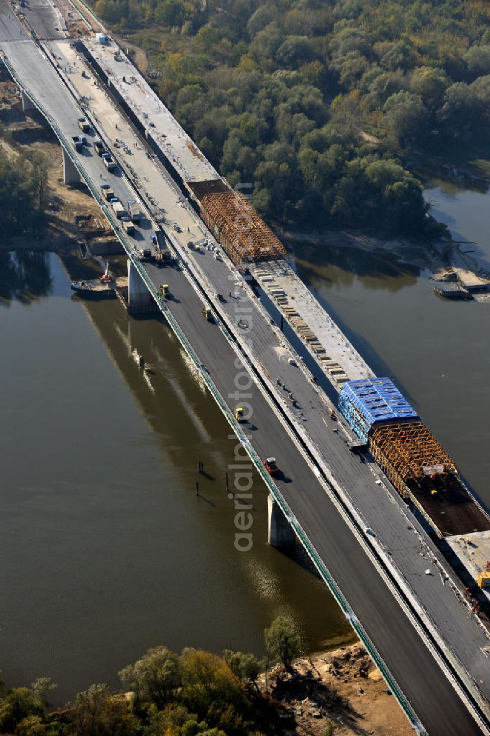 Aerial image Warschau / Warszawa / Warsaw - Blick auf die Baustelle des Neubaus der Nordbrücke über die Weichsel in Warschau. Die Brücke wird die größte der polnischen Hauptstadt sein und sechsspurig ausgebaut. Das deutsche Ingenieurbüro Schüßler - Plan ist an der Projektierung und Bauüberwachung beteiligt. Site of the North Bridge over the Weichsel River in Warsaw.