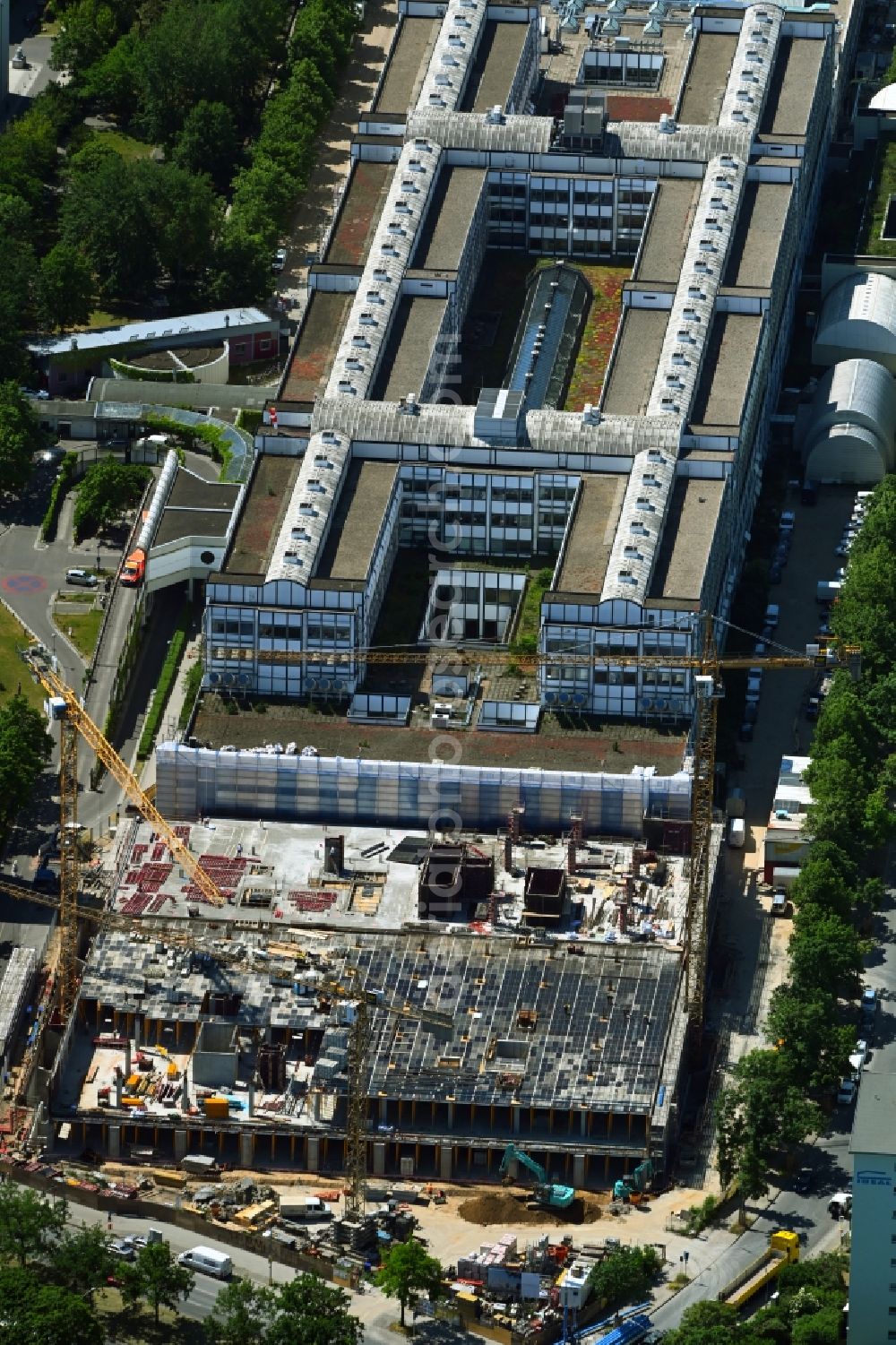 Aerial photograph Berlin - Construction site for a new extension to the hospital grounds Vivantes Klinikum Neukoelln on street Rudower Chaussee in the district Neukoelln in Berlin, Germany