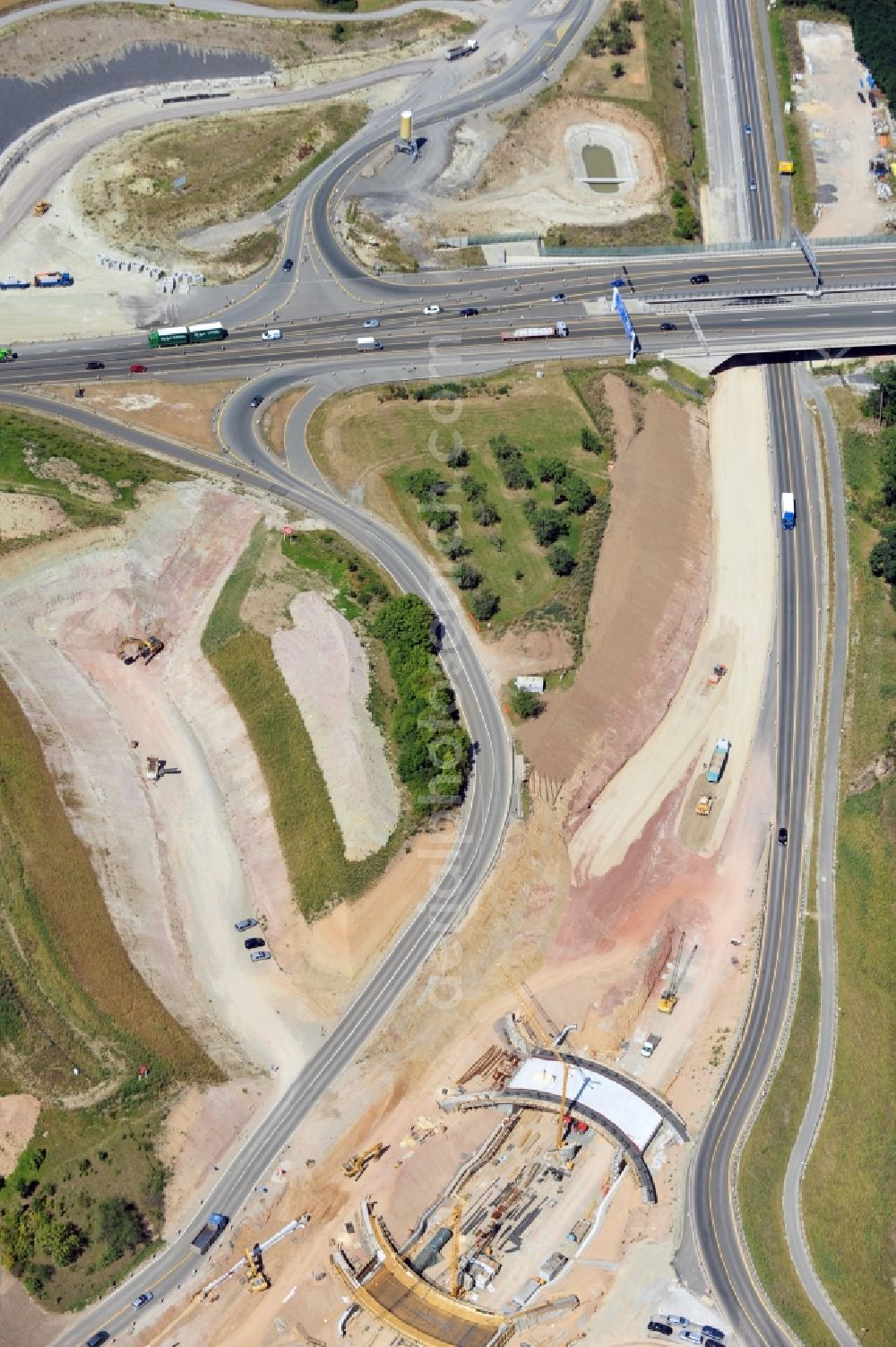 Aerial photograph Jena - View atf the construction site of the ring road Rothenstein at the B88 in Jena district Maua in the federal state of Thuringia. Client is the Federal Republic of Germany in order of the federal state of Thuringia, represented by the highway department eastern Thuringia. The section is realized in the course of the extension construction project of the motorway A4