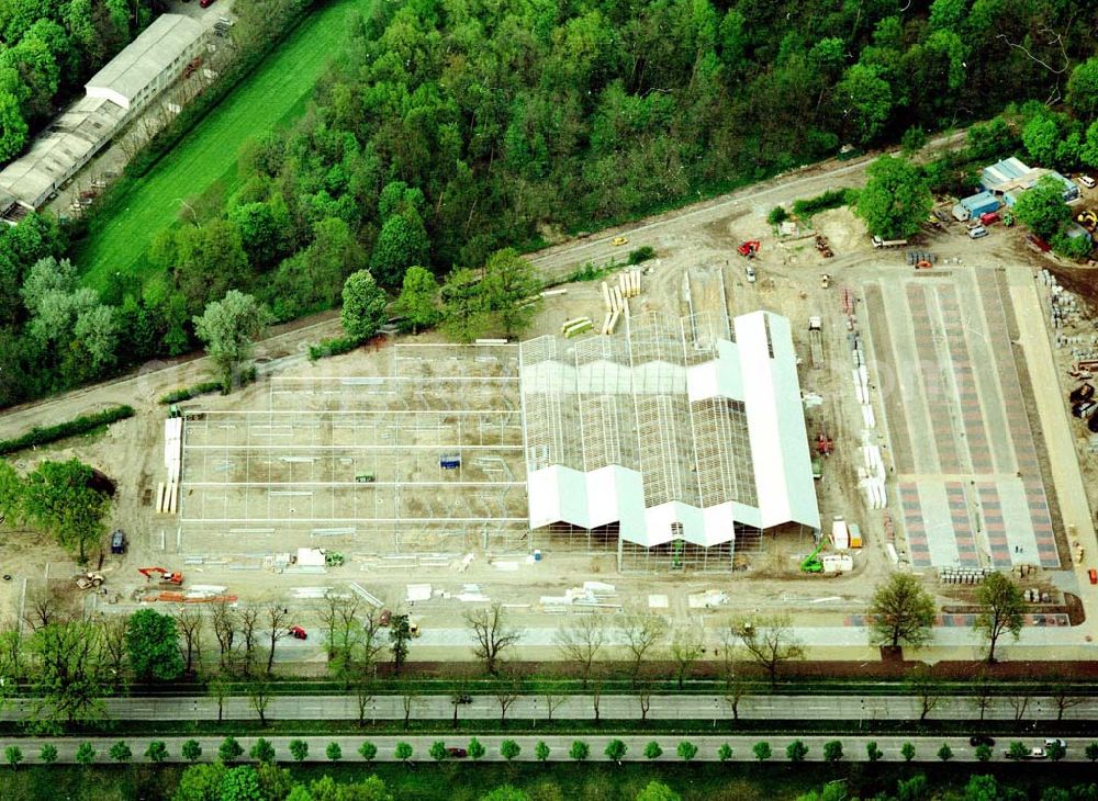 Aerial image Hoppegarten - Neubau des Pflanzen - Kölle - Marktes auf dem Gelände des ehem. DDR-Staatszirkus an der B1 in Hoppegarten - Süd