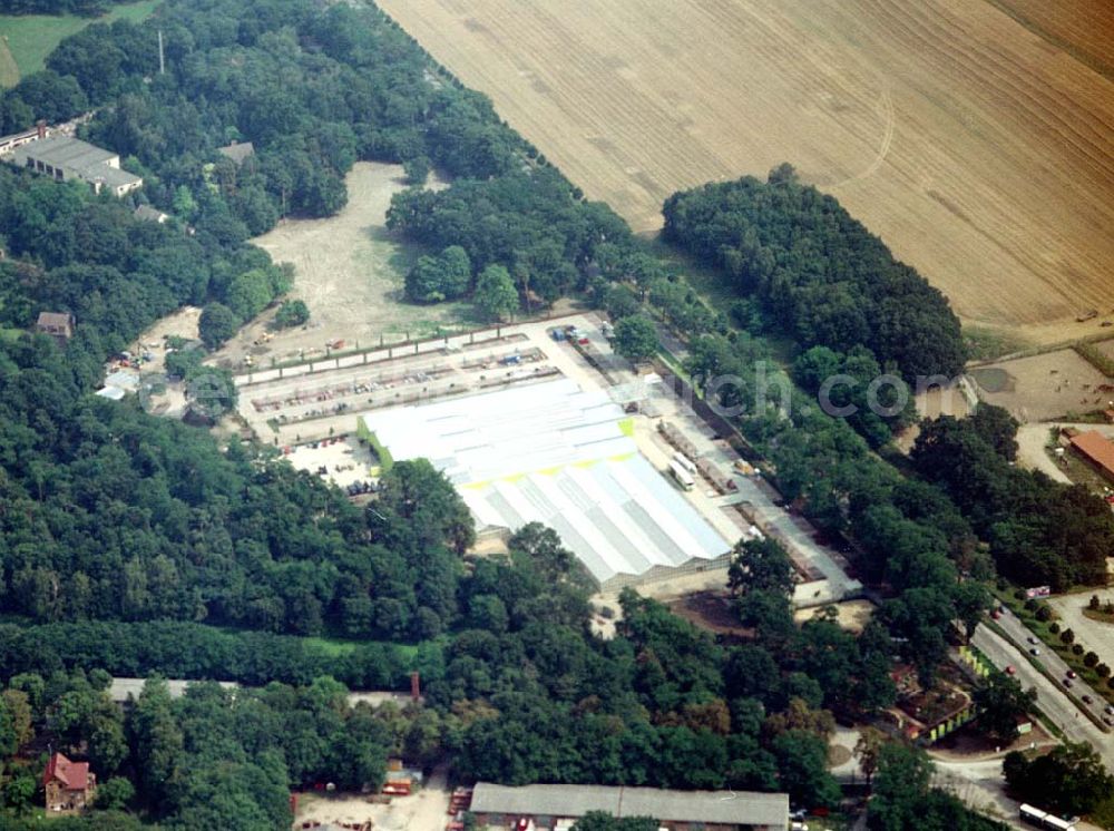 Aerial photograph Hoppegarten / Brandenburg - Neubau des Pflanzen - Kölle - Marktes auf dem Gelände des ehem. DDR-Staatszirkus an der B1 in Hoppegarten - Süd