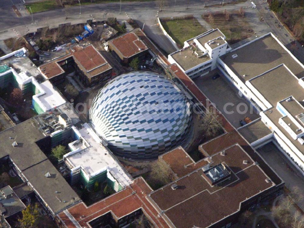 Berlin - Dahlem from the bird's eye view: 09.01.2005 Berlin/Neubau der Philologischen Bibliothek der FU Berlin Dahlem Architekt: Lord Norman Foster Fläche (Hauptnutzfläche): Philologische Bibliothek 6.300 qm HNF, Institute 9.300 qm HNF Stellkapazität für Bücher: 1.900 lfdm Doppelregale (bei 30 Bde pro lfdm. = ca. 690.000 Bände) Baukosten: Bisher festgelegter Kostendeckel für alle Maßnahmen in der „Rostlaube“: 102 Mio. DM Die Philologie (abgeleitet von griech. philologos 'Wortliebhaber') ist die Wissenschaft von Texten aus sprachlicher und litera