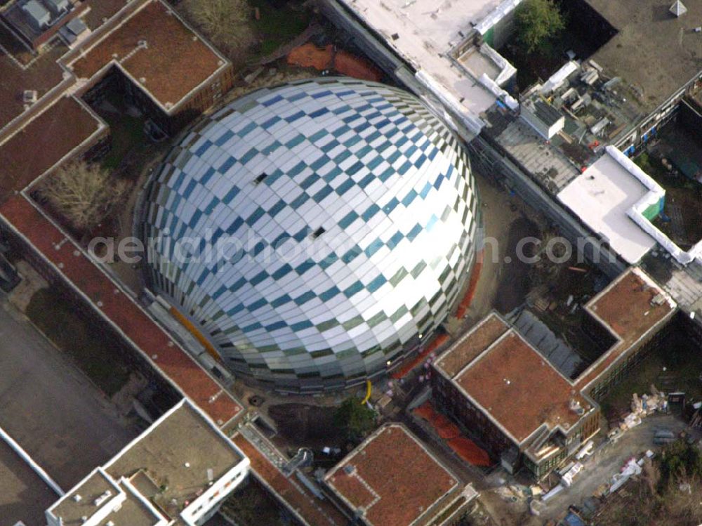 Aerial photograph Berlin - Dahlem - 09.01.2005 Berlin/Neubau der Philologischen Bibliothek der FU Berlin Dahlem Architekt: Lord Norman Foster Fläche (Hauptnutzfläche): Philologische Bibliothek 6.300 qm HNF, Institute 9.300 qm HNF Stellkapazität für Bücher: 1.900 lfdm Doppelregale (bei 30 Bde pro lfdm. = ca. 690.000 Bände) Baukosten: Bisher festgelegter Kostendeckel für alle Maßnahmen in der „Rostlaube“: 102 Mio. DM Die Philologie (abgeleitet von griech. philologos 'Wortliebhaber') ist die Wissenschaft von Texten aus sprachlicher und litera