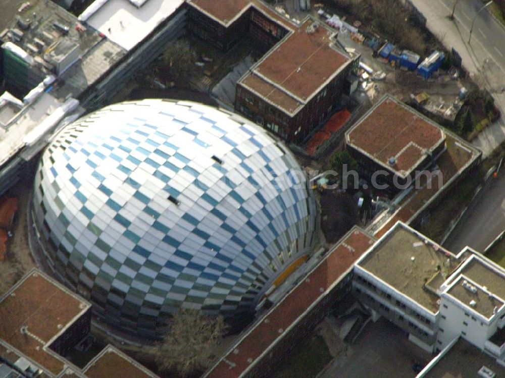 Aerial photograph Berlin - Dahlem - 09.01.2005 Berlin/Neubau der Philologischen Bibliothek der FU Berlin Dahlem Architekt: Lord Norman Foster Fläche (Hauptnutzfläche): Philologische Bibliothek 6.300 qm HNF, Institute 9.300 qm HNF Stellkapazität für Bücher: 1.900 lfdm Doppelregale (bei 30 Bde pro lfdm. = ca. 690.000 Bände) Baukosten: Bisher festgelegter Kostendeckel für alle Maßnahmen in der „Rostlaube“: 102 Mio. DM Die Philologie (abgeleitet von griech. philologos 'Wortliebhaber') ist die Wissenschaft von Texten aus sprachlicher und litera