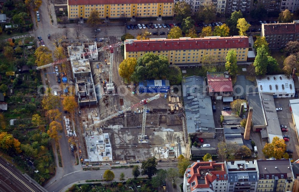 Berlin from above - View of the construction projekt Baugemeinschaft Himmel & Erde between Heynstrasse, Brehmestrasse and Goerschstrasse in Berlin - Pankow. The estate company AREA is developing a residential quarter with six new build apartment houses