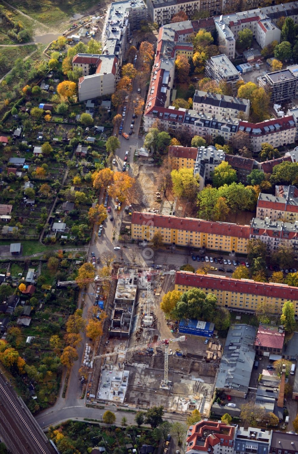 Berlin from the bird's eye view: View of the construction projekt Baugemeinschaft Himmel & Erde between Heynstrasse, Brehmestrasse and Goerschstrasse in Berlin - Pankow. The estate company AREA is developing a residential quarter with six new build apartment houses