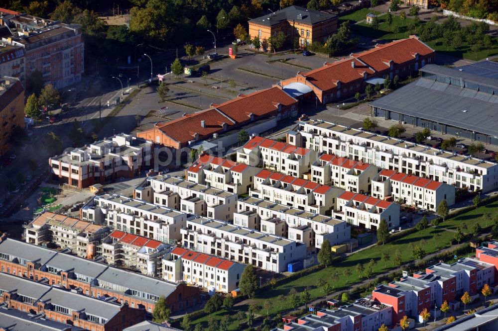 Berlin from above - Building site of Townhouses in the Eldenaer Viertel on the area of the development zone Alter Schlachthof / Eldenaer Strasse. On the grounds of the former central stockyard a modern city quarter with apartments is being developed by cds Wohnbau Berlin GmbH