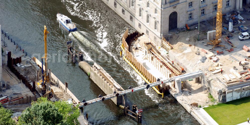 Aerial image Berlin - Blick auf die Spree mit den Pfeilern der ehemaligen Rathausbrücke, einer der ältesten Brücken von Berlin, mit der Musikhochschule Hanns Eisler im Hintergrund. Die Brücke verbindet das Nikolaiviertel mit der Museumsinsel. Ab dem Jahr 2012 soll eine moderne Stahlkonstruktion das alte Bauwerk ersetzen. Das zuständige Bauunternehmen ist die STRABAG. View to the piers of the former Rathausbrucke in Berlin-Mitte. Until 2012 a new bridge will be built.