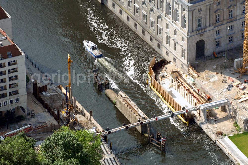 Aerial photograph Berlin - Blick auf die Spree mit den Pfeilern der ehemaligen Rathausbrücke, einer der ältesten Brücken von Berlin, mit der Musikhochschule Hanns Eisler im Hintergrund. Die Brücke verbindet das Nikolaiviertel mit der Museumsinsel. Ab dem Jahr 2012 soll eine moderne Stahlkonstruktion das alte Bauwerk ersetzen. Das zuständige Bauunternehmen ist die STRABAG. View to the piers of the former Rathausbrucke in Berlin-Mitte. Until 2012 a new bridge will be built.