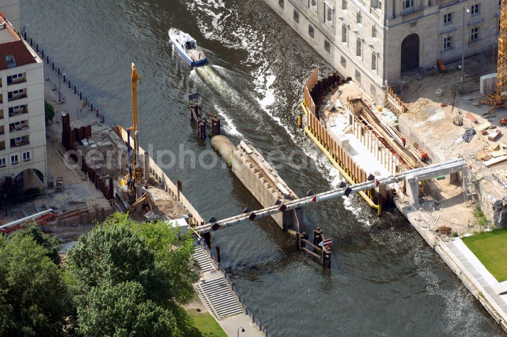 Berlin from above - Blick auf die Spree mit den Pfeilern der ehemaligen Rathausbrücke, einer der ältesten Brücken von Berlin, mit der Musikhochschule Hanns Eisler im Hintergrund. Die Brücke verbindet das Nikolaiviertel mit der Museumsinsel. Ab dem Jahr 2012 soll eine moderne Stahlkonstruktion das alte Bauwerk ersetzen. Das zuständige Bauunternehmen ist die STRABAG. View to the piers of the former Rathausbrucke in Berlin-Mitte. Until 2012 a new bridge will be built.