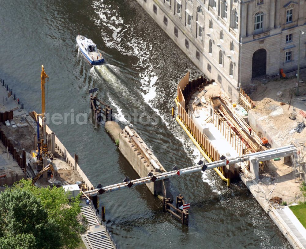 Berlin from the bird's eye view: Blick auf die Spree mit den Pfeilern der ehemaligen Rathausbrücke, einer der ältesten Brücken von Berlin, mit der Musikhochschule Hanns Eisler im Hintergrund. Die Brücke verbindet das Nikolaiviertel mit der Museumsinsel. Ab dem Jahr 2012 soll eine moderne Stahlkonstruktion das alte Bauwerk ersetzen. Das zuständige Bauunternehmen ist die STRABAG. View to the piers of the former Rathausbrucke in Berlin-Mitte. Until 2012 a new bridge will be built.