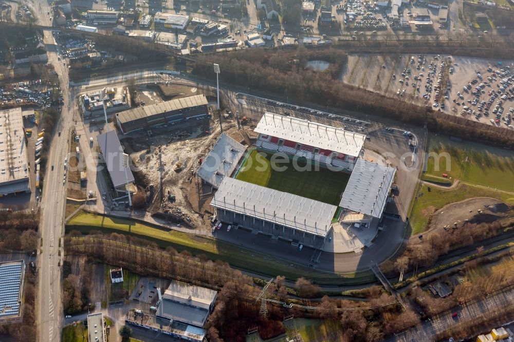 Essen from the bird's eye view: View at the new construction of a soccer stadium in the Hafenstraße in Essen in the federal state North Rhine-Westphalia. The new stadium becomes the home ground of Rot- Weis Essen and will also be used as an event and concert area. The for the construction responsible GVE Grundstücksverwaltung Stadt Essen GmbH has commissioned the Köster GmbH with the operation