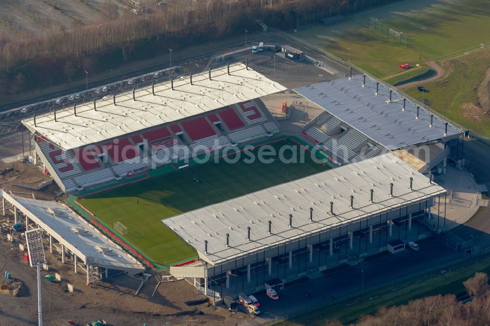 Essen from the bird's eye view: View at the new construction of a soccer stadium in the Hafenstraße in Essen in the federal state North Rhine-Westphalia. The new stadium becomes the home ground of Rot- Weis Essen and will also be used as an event and concert area. The for the construction responsible GVE Grundstücksverwaltung Stadt Essen GmbH has commissioned the Köster GmbH with the operation