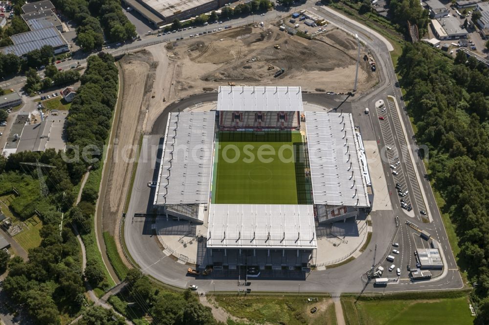 Essen from the bird's eye view: View at the new construction of a soccer stadium in the Hafenstraße in Essen in the federal state North Rhine-Westphalia. The new stadium becomes the home ground of Rot- Weis Essen and will also be used as an event and concert area. The for the construction responsible GVE Grundstücksverwaltung Stadt Essen GmbH has commissioned the Köster GmbH with the operation