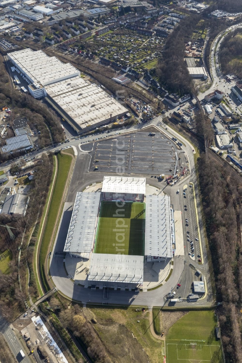 Essen from the bird's eye view: View at the new construction of a soccer stadium in the Hafenstraße in Essen in the federal state North Rhine-Westphalia. The new stadium becomes the home ground of Rot- Weis Essen and will also be used as an event and concert area. The for the construction responsible GVE Grundstücksverwaltung Stadt Essen GmbH has commissioned the Köster GmbH with the operation