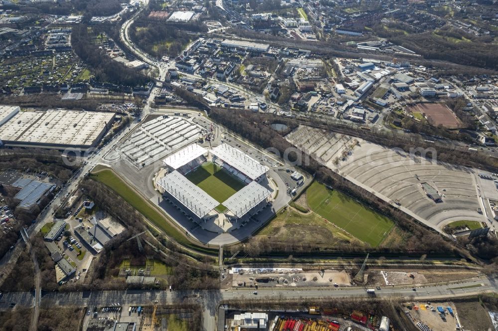 Aerial photograph Essen - View at the new construction of a soccer stadium in the Hafenstraße in Essen in the federal state North Rhine-Westphalia. The new stadium becomes the home ground of Rot- Weis Essen and will also be used as an event and concert area. The for the construction responsible GVE Grundstücksverwaltung Stadt Essen GmbH has commissioned the Köster GmbH with the operation