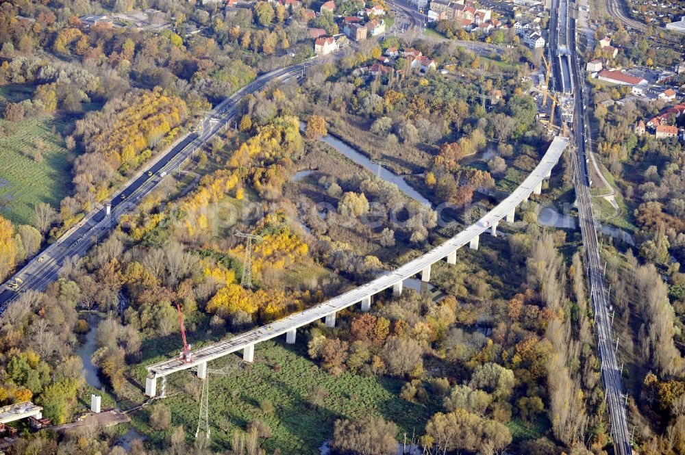 Aerial image Rattmannsdorf - Blick auf die Vorschub- Bauarbeiten an der Saale-Elster-Talbrücke zwischen Ammendorf und Schkopau. Das Beton- Viadukt mit insgesamt 8, 5 Kilometern Länge wird teilweise mit großen Baugerüsten in so genannter Vor-Kopf-Bauweise errichtet. Die ICE - Neubaustrecke im Projekt VDE 8 Nürnberg-Berlin der Deutschen Bahn und der DEGES soll 2015 in Betrieb gehen und wird das bisher längste Brückenbauwerk Deutschlands sein. Bauausführende Firmen sind die Hochtief Construction AG, Adam Hörnig, Gerdum und Breuer; Franki Grundbau; Doka Schalungstechniker; BBV Vorspanntechnik; Röro Traggerüstsysteme; Oevermann Hoch- und Tiefbau, Teupe & Söhne Gerüstbau GmbH, Alpine Bau, Kann Baustoffe und Arcelormittal. Die Bauüberwachung erfolgt durch das Ingenieurbüro Schüßler Plan. View of the construction of the Saale-Elster Viaduct between Ammandorf and Schkopau in Saxony Anhalt.