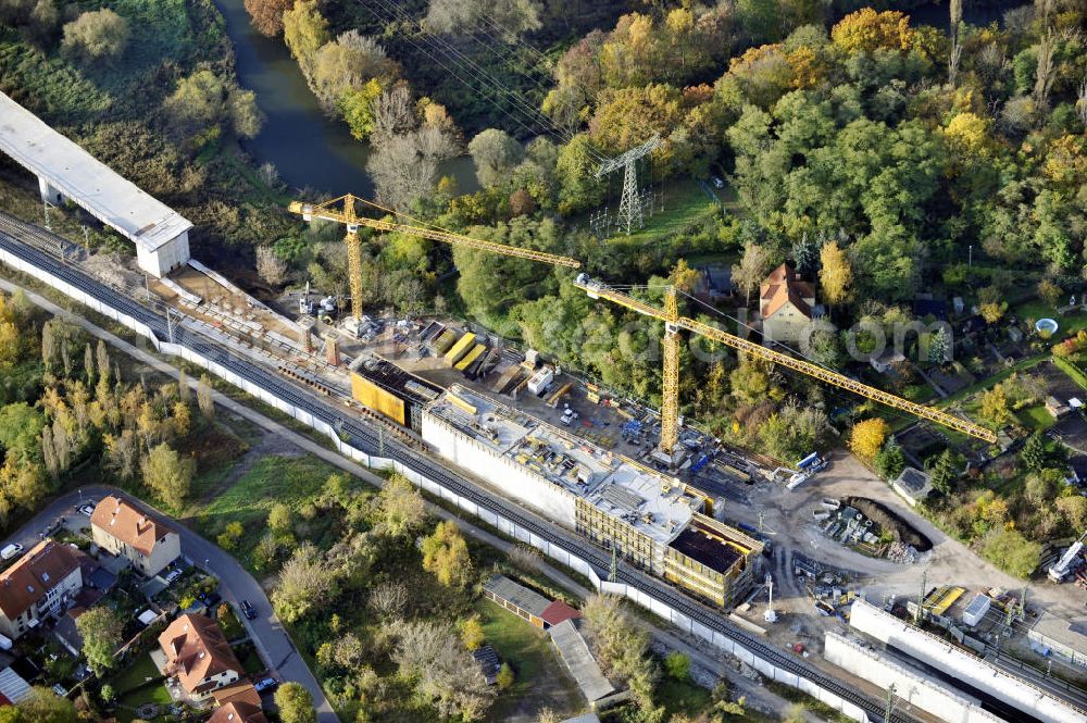 Rattmannsdorf from above - Blick auf die Vorschub- Bauarbeiten an der Saale-Elster-Talbrücke zwischen Ammendorf und Schkopau. Das Beton- Viadukt mit insgesamt 8, 5 Kilometern Länge wird teilweise mit großen Baugerüsten in so genannter Vor-Kopf-Bauweise errichtet. Die ICE - Neubaustrecke im Projekt VDE 8 Nürnberg-Berlin der Deutschen Bahn und der DEGES soll 2015 in Betrieb gehen und wird das bisher längste Brückenbauwerk Deutschlands sein. Bauausführende Firmen sind die Hochtief Construction AG, Adam Hörnig, Gerdum und Breuer; Franki Grundbau; Doka Schalungstechniker; BBV Vorspanntechnik; Röro Traggerüstsysteme; Oevermann Hoch- und Tiefbau, Teupe & Söhne Gerüstbau GmbH, Alpine Bau, Kann Baustoffe und Arcelormittal. Die Bauüberwachung erfolgt durch das Ingenieurbüro Schüßler Plan. View of the construction of the Saale-Elster Viaduct between Ammandorf and Schkopau in Saxony Anhalt.