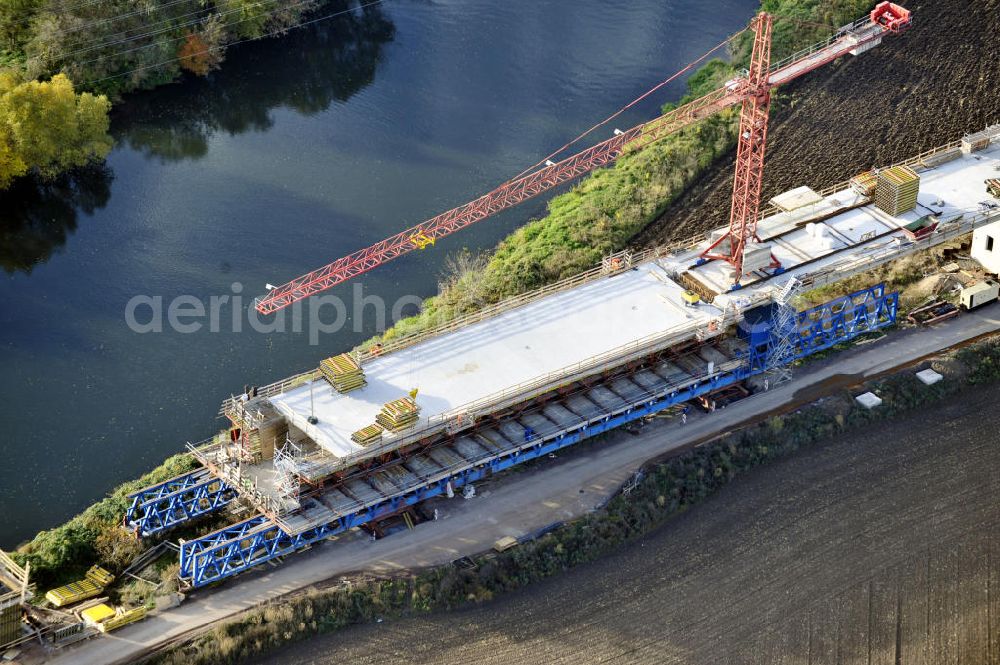 Rattmannsdorf from the bird's eye view: Blick auf die Vorschub- Bauarbeiten an der Saale-Elster-Talbrücke zwischen Ammendorf und Schkopau. Das Beton- Viadukt mit insgesamt 8, 5 Kilometern Länge wird teilweise mit großen Baugerüsten in so genannter Vor-Kopf-Bauweise errichtet. Die ICE - Neubaustrecke im Projekt VDE 8 Nürnberg-Berlin der Deutschen Bahn und der DEGES soll 2015 in Betrieb gehen und wird das bisher längste Brückenbauwerk Deutschlands sein. Bauausführende Firmen sind die Hochtief Construction AG, Adam Hörnig, Gerdum und Breuer; Franki Grundbau; Doka Schalungstechniker; BBV Vorspanntechnik; Röro Traggerüstsysteme; Oevermann Hoch- und Tiefbau, Teupe & Söhne Gerüstbau GmbH, Alpine Bau, Kann Baustoffe und Arcelormittal. Die Bauüberwachung erfolgt durch das Ingenieurbüro Schüßler Plan. View of the construction of the Saale-Elster Viaduct between Ammandorf and Schkopau in Saxony Anhalt.