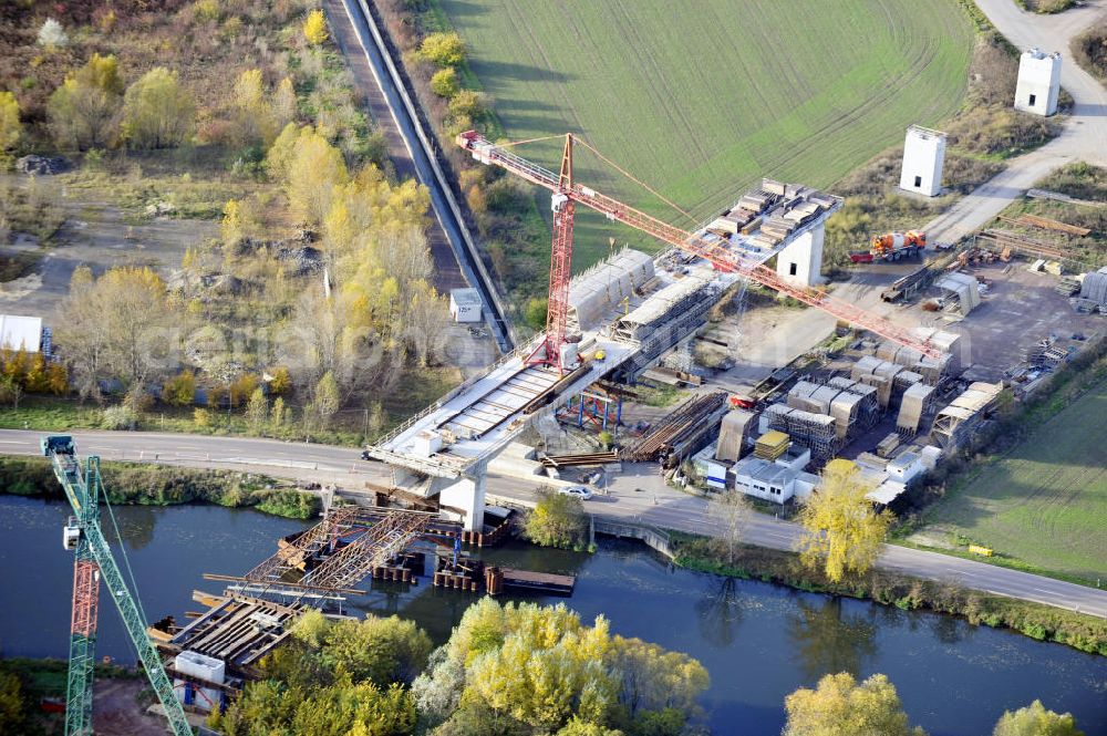 Aerial image Rattmannsdorf - Blick auf die Vorschub- Bauarbeiten an der Saale-Elster-Talbrücke zwischen Ammendorf und Schkopau. Das Beton- Viadukt mit insgesamt 8, 5 Kilometern Länge wird teilweise mit großen Baugerüsten in so genannter Vor-Kopf-Bauweise errichtet. Die ICE - Neubaustrecke im Projekt VDE 8 Nürnberg-Berlin der Deutschen Bahn und der DEGES soll 2015 in Betrieb gehen und wird das bisher längste Brückenbauwerk Deutschlands sein. Bauausführende Firmen sind die Hochtief Construction AG, Adam Hörnig, Gerdum und Breuer; Franki Grundbau; Doka Schalungstechniker; BBV Vorspanntechnik; Röro Traggerüstsysteme; Oevermann Hoch- und Tiefbau, Teupe & Söhne Gerüstbau GmbH, Alpine Bau, Kann Baustoffe und Arcelormittal. Die Bauüberwachung erfolgt durch das Ingenieurbüro Schüßler Plan. View of the construction of the Saale-Elster Viaduct between Ammandorf and Schkopau in Saxony Anhalt.