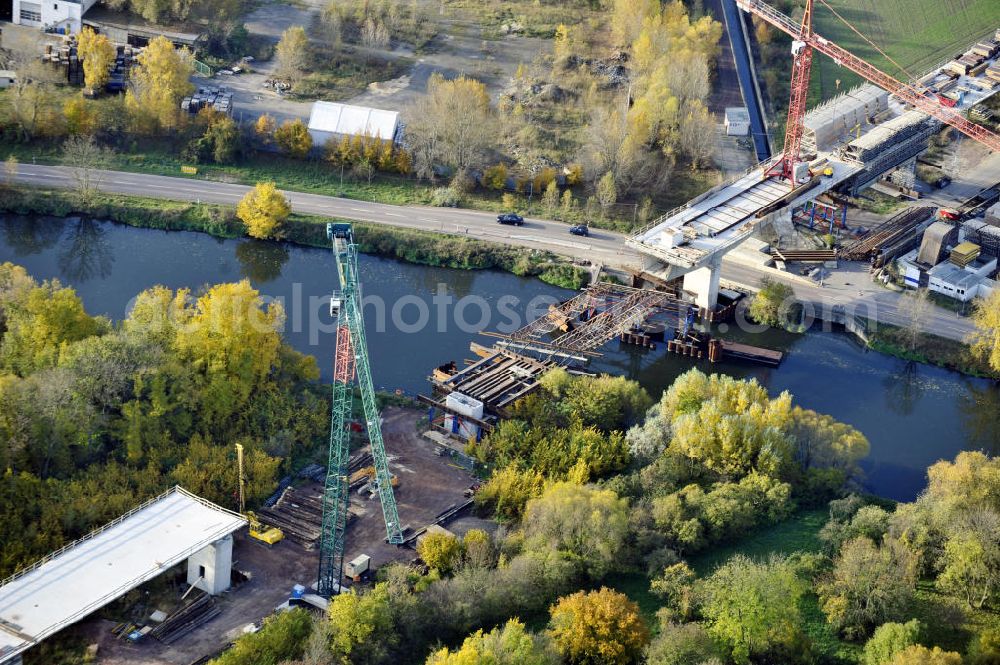 Aerial photograph Rattmannsdorf - Blick auf die Vorschub- Bauarbeiten an der Saale-Elster-Talbrücke zwischen Ammendorf und Schkopau. Das Beton- Viadukt mit insgesamt 8, 5 Kilometern Länge wird teilweise mit großen Baugerüsten in so genannter Vor-Kopf-Bauweise errichtet. Die ICE - Neubaustrecke im Projekt VDE 8 Nürnberg-Berlin der Deutschen Bahn und der DEGES soll 2015 in Betrieb gehen und wird das bisher längste Brückenbauwerk Deutschlands sein. Bauausführende Firmen sind die Hochtief Construction AG, Adam Hörnig, Gerdum und Breuer; Franki Grundbau; Doka Schalungstechniker; BBV Vorspanntechnik; Röro Traggerüstsysteme; Oevermann Hoch- und Tiefbau, Teupe & Söhne Gerüstbau GmbH, Alpine Bau, Kann Baustoffe und Arcelormittal. Die Bauüberwachung erfolgt durch das Ingenieurbüro Schüßler Plan. View of the construction of the Saale-Elster Viaduct between Ammandorf and Schkopau in Saxony Anhalt.