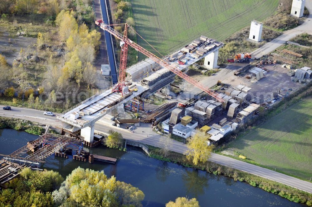 Rattmannsdorf from above - Blick auf die Vorschub- Bauarbeiten an der Saale-Elster-Talbrücke zwischen Ammendorf und Schkopau. Das Beton- Viadukt mit insgesamt 8, 5 Kilometern Länge wird teilweise mit großen Baugerüsten in so genannter Vor-Kopf-Bauweise errichtet. Die ICE - Neubaustrecke im Projekt VDE 8 Nürnberg-Berlin der Deutschen Bahn und der DEGES soll 2015 in Betrieb gehen und wird das bisher längste Brückenbauwerk Deutschlands sein. Bauausführende Firmen sind die Hochtief Construction AG, Adam Hörnig, Gerdum und Breuer; Franki Grundbau; Doka Schalungstechniker; BBV Vorspanntechnik; Röro Traggerüstsysteme; Oevermann Hoch- und Tiefbau, Teupe & Söhne Gerüstbau GmbH, Alpine Bau, Kann Baustoffe und Arcelormittal. Die Bauüberwachung erfolgt durch das Ingenieurbüro Schüßler Plan. View of the construction of the Saale-Elster Viaduct between Ammandorf and Schkopau in Saxony Anhalt.