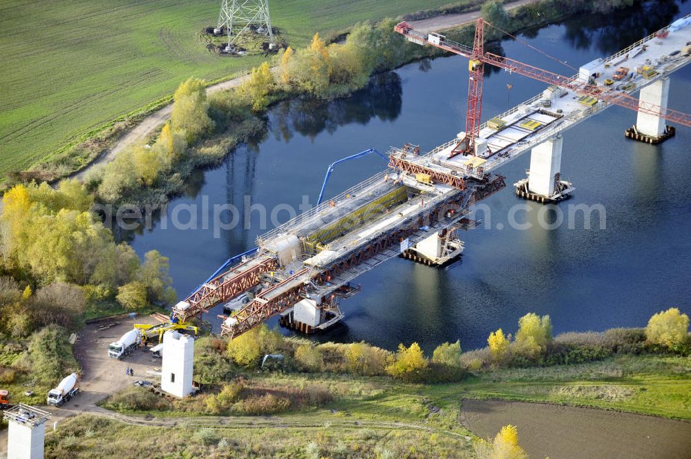 Rattmannsdorf from the bird's eye view: Blick auf die Vorschub- Bauarbeiten an der Saale-Elster-Talbrücke zwischen Ammendorf und Schkopau. Das Beton- Viadukt mit insgesamt 8, 5 Kilometern Länge wird teilweise mit großen Baugerüsten in so genannter Vor-Kopf-Bauweise errichtet. Die ICE - Neubaustrecke im Projekt VDE 8 Nürnberg-Berlin der Deutschen Bahn und der DEGES soll 2015 in Betrieb gehen und wird das bisher längste Brückenbauwerk Deutschlands sein. Bauausführende Firmen sind die Hochtief Construction AG, Adam Hörnig, Gerdum und Breuer; Franki Grundbau; Doka Schalungstechniker; BBV Vorspanntechnik; Röro Traggerüstsysteme; Oevermann Hoch- und Tiefbau, Teupe & Söhne Gerüstbau GmbH, Alpine Bau, Kann Baustoffe und Arcelormittal. Die Bauüberwachung erfolgt durch das Ingenieurbüro Schüßler Plan. View of the construction of the Saale-Elster Viaduct between Ammandorf and Schkopau in Saxony Anhalt.