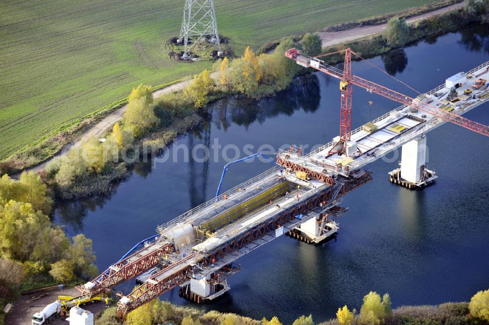 Aerial image Rattmannsdorf - Blick auf die Vorschub- Bauarbeiten an der Saale-Elster-Talbrücke zwischen Ammendorf und Schkopau. Das Beton- Viadukt mit insgesamt 8, 5 Kilometern Länge wird teilweise mit großen Baugerüsten in so genannter Vor-Kopf-Bauweise errichtet. Die ICE - Neubaustrecke im Projekt VDE 8 Nürnberg-Berlin der Deutschen Bahn und der DEGES soll 2015 in Betrieb gehen und wird das bisher längste Brückenbauwerk Deutschlands sein. Bauausführende Firmen sind die Hochtief Construction AG, Adam Hörnig, Gerdum und Breuer; Franki Grundbau; Doka Schalungstechniker; BBV Vorspanntechnik; Röro Traggerüstsysteme; Oevermann Hoch- und Tiefbau, Teupe & Söhne Gerüstbau GmbH, Alpine Bau, Kann Baustoffe und Arcelormittal. Die Bauüberwachung erfolgt durch das Ingenieurbüro Schüßler Plan. View of the construction of the Saale-Elster Viaduct between Ammandorf and Schkopau in Saxony Anhalt.