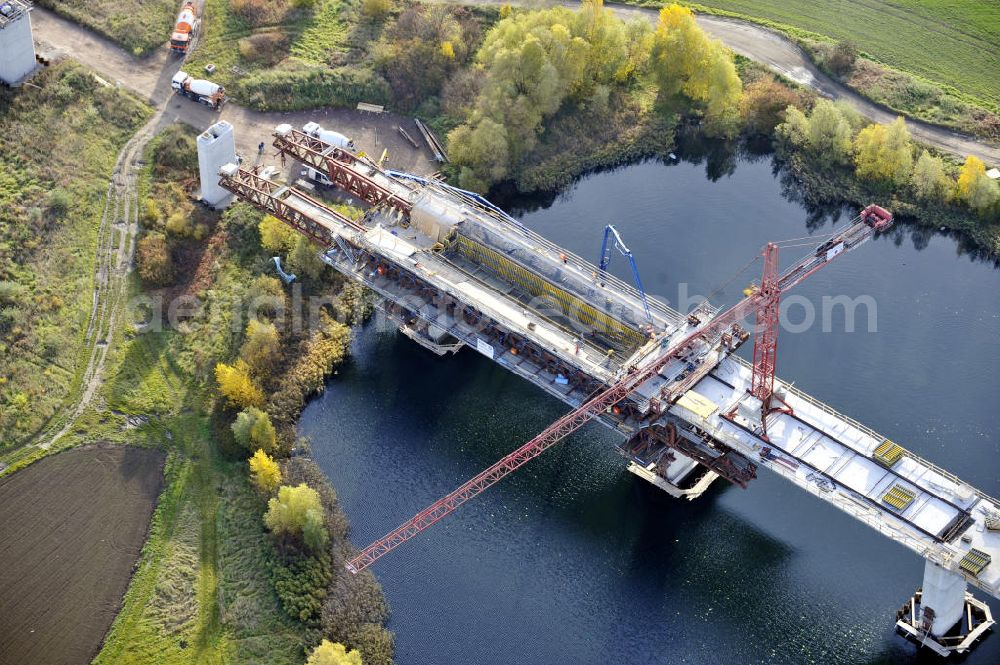 Rattmannsdorf from above - Blick auf die Vorschub- Bauarbeiten an der Saale-Elster-Talbrücke zwischen Ammendorf und Schkopau. Das Beton- Viadukt mit insgesamt 8, 5 Kilometern Länge wird teilweise mit großen Baugerüsten in so genannter Vor-Kopf-Bauweise errichtet. Die ICE - Neubaustrecke im Projekt VDE 8 Nürnberg-Berlin der Deutschen Bahn und der DEGES soll 2015 in Betrieb gehen und wird das bisher längste Brückenbauwerk Deutschlands sein. Bauausführende Firmen sind die Hochtief Construction AG, Adam Hörnig, Gerdum und Breuer; Franki Grundbau; Doka Schalungstechniker; BBV Vorspanntechnik; Röro Traggerüstsysteme; Oevermann Hoch- und Tiefbau, Teupe & Söhne Gerüstbau GmbH, Alpine Bau, Kann Baustoffe und Arcelormittal. Die Bauüberwachung erfolgt durch das Ingenieurbüro Schüßler Plan. View of the construction of the Saale-Elster Viaduct between Ammandorf and Schkopau in Saxony Anhalt.