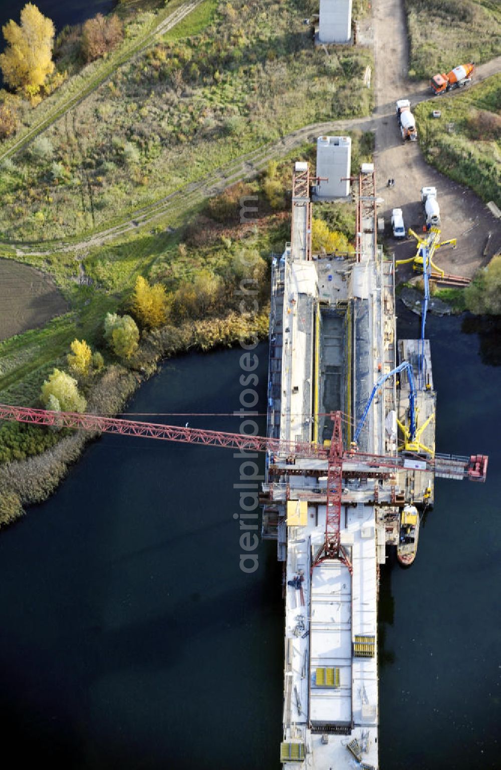 Rattmannsdorf from the bird's eye view: Blick auf die Vorschub- Bauarbeiten an der Saale-Elster-Talbrücke zwischen Ammendorf und Schkopau. Das Beton- Viadukt mit insgesamt 8, 5 Kilometern Länge wird teilweise mit großen Baugerüsten in so genannter Vor-Kopf-Bauweise errichtet. Die ICE - Neubaustrecke im Projekt VDE 8 Nürnberg-Berlin der Deutschen Bahn und der DEGES soll 2015 in Betrieb gehen und wird das bisher längste Brückenbauwerk Deutschlands sein. Bauausführende Firmen sind die Hochtief Construction AG, Adam Hörnig, Gerdum und Breuer; Franki Grundbau; Doka Schalungstechniker; BBV Vorspanntechnik; Röro Traggerüstsysteme; Oevermann Hoch- und Tiefbau, Teupe & Söhne Gerüstbau GmbH, Alpine Bau, Kann Baustoffe und Arcelormittal. Die Bauüberwachung erfolgt durch das Ingenieurbüro Schüßler Plan. View of the construction of the Saale-Elster Viaduct between Ammandorf and Schkopau in Saxony Anhalt.