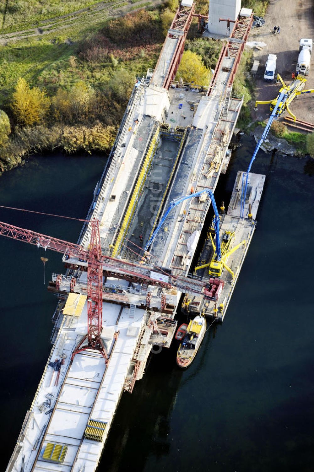 Aerial image Rattmannsdorf - Blick auf die Vorschub- Bauarbeiten an der Saale-Elster-Talbrücke zwischen Ammendorf und Schkopau. Das Beton- Viadukt mit insgesamt 8, 5 Kilometern Länge wird teilweise mit großen Baugerüsten in so genannter Vor-Kopf-Bauweise errichtet. Die ICE - Neubaustrecke im Projekt VDE 8 Nürnberg-Berlin der Deutschen Bahn und der DEGES soll 2015 in Betrieb gehen und wird das bisher längste Brückenbauwerk Deutschlands sein. Bauausführende Firmen sind die Hochtief Construction AG, Adam Hörnig, Gerdum und Breuer; Franki Grundbau; Doka Schalungstechniker; BBV Vorspanntechnik; Röro Traggerüstsysteme; Oevermann Hoch- und Tiefbau, Teupe & Söhne Gerüstbau GmbH, Alpine Bau, Kann Baustoffe und Arcelormittal. Die Bauüberwachung erfolgt durch das Ingenieurbüro Schüßler Plan. View of the construction of the Saale-Elster Viaduct between Ammandorf and Schkopau in Saxony Anhalt.