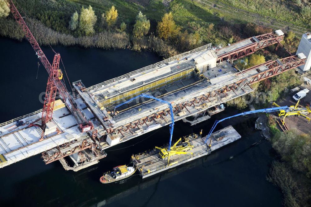 Rattmannsdorf from above - Blick auf die Vorschub- Bauarbeiten an der Saale-Elster-Talbrücke zwischen Ammendorf und Schkopau. Das Beton- Viadukt mit insgesamt 8, 5 Kilometern Länge wird teilweise mit großen Baugerüsten in so genannter Vor-Kopf-Bauweise errichtet. Die ICE - Neubaustrecke im Projekt VDE 8 Nürnberg-Berlin der Deutschen Bahn und der DEGES soll 2015 in Betrieb gehen und wird das bisher längste Brückenbauwerk Deutschlands sein. Bauausführende Firmen sind die Hochtief Construction AG, Adam Hörnig, Gerdum und Breuer; Franki Grundbau; Doka Schalungstechniker; BBV Vorspanntechnik; Röro Traggerüstsysteme; Oevermann Hoch- und Tiefbau, Teupe & Söhne Gerüstbau GmbH, Alpine Bau, Kann Baustoffe und Arcelormittal. Die Bauüberwachung erfolgt durch das Ingenieurbüro Schüßler Plan. View of the construction of the Saale-Elster Viaduct between Ammandorf and Schkopau in Saxony Anhalt.