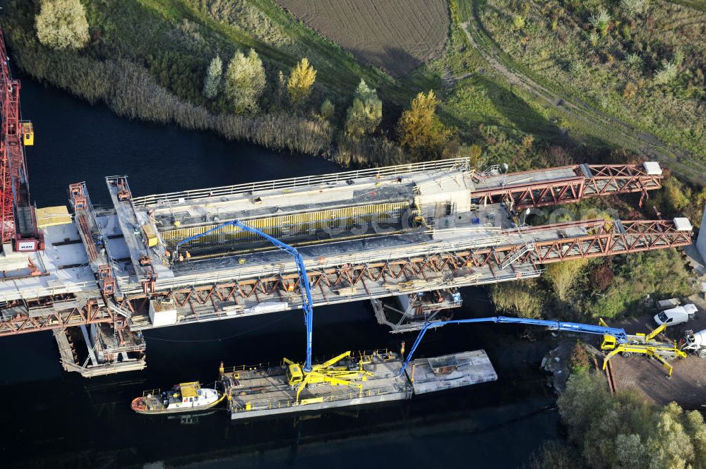 Rattmannsdorf from the bird's eye view: Blick auf die Vorschub- Bauarbeiten an der Saale-Elster-Talbrücke zwischen Ammendorf und Schkopau. Das Beton- Viadukt mit insgesamt 8, 5 Kilometern Länge wird teilweise mit großen Baugerüsten in so genannter Vor-Kopf-Bauweise errichtet. Die ICE - Neubaustrecke im Projekt VDE 8 Nürnberg-Berlin der Deutschen Bahn und der DEGES soll 2015 in Betrieb gehen und wird das bisher längste Brückenbauwerk Deutschlands sein. Bauausführende Firmen sind die Hochtief Construction AG, Adam Hörnig, Gerdum und Breuer; Franki Grundbau; Doka Schalungstechniker; BBV Vorspanntechnik; Röro Traggerüstsysteme; Oevermann Hoch- und Tiefbau, Teupe & Söhne Gerüstbau GmbH, Alpine Bau, Kann Baustoffe und Arcelormittal. Die Bauüberwachung erfolgt durch das Ingenieurbüro Schüßler Plan. View of the construction of the Saale-Elster Viaduct between Ammandorf and Schkopau in Saxony Anhalt.