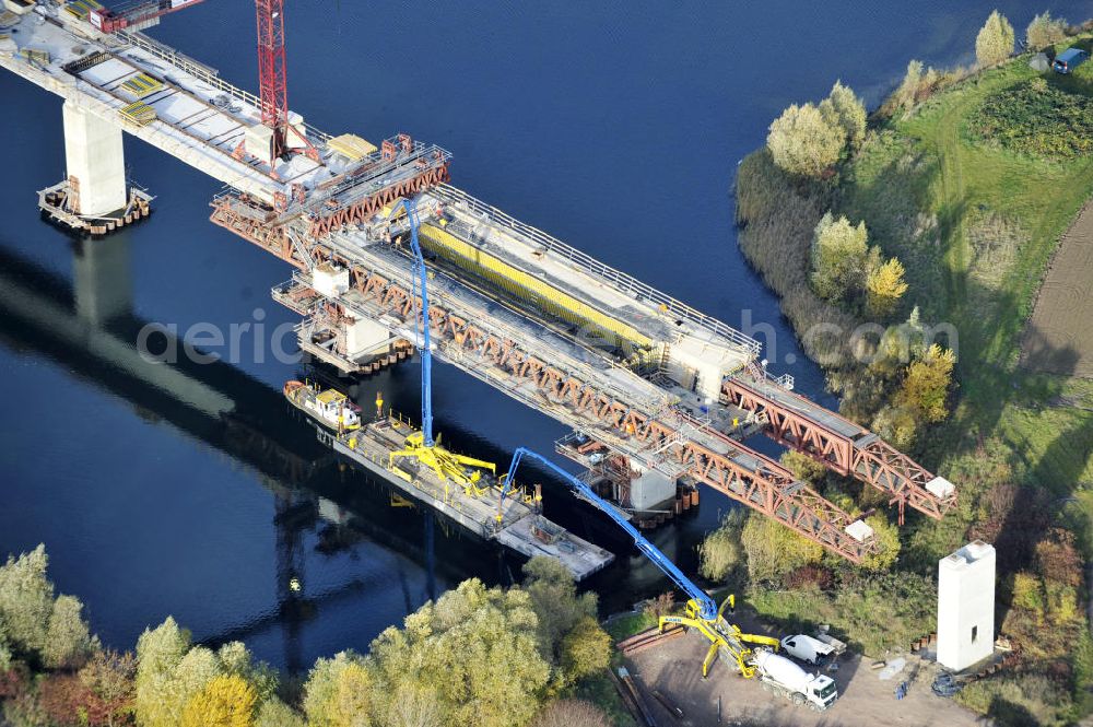 Aerial photograph Rattmannsdorf - Blick auf die Vorschub- Bauarbeiten an der Saale-Elster-Talbrücke zwischen Ammendorf und Schkopau. Das Beton- Viadukt mit insgesamt 8, 5 Kilometern Länge wird teilweise mit großen Baugerüsten in so genannter Vor-Kopf-Bauweise errichtet. Die ICE - Neubaustrecke im Projekt VDE 8 Nürnberg-Berlin der Deutschen Bahn und der DEGES soll 2015 in Betrieb gehen und wird das bisher längste Brückenbauwerk Deutschlands sein. Bauausführende Firmen sind die Hochtief Construction AG, Adam Hörnig, Gerdum und Breuer; Franki Grundbau; Doka Schalungstechniker; BBV Vorspanntechnik; Röro Traggerüstsysteme; Oevermann Hoch- und Tiefbau, Teupe & Söhne Gerüstbau GmbH, Alpine Bau, Kann Baustoffe und Arcelormittal. Die Bauüberwachung erfolgt durch das Ingenieurbüro Schüßler Plan. View of the construction of the Saale-Elster Viaduct between Ammandorf and Schkopau in Saxony Anhalt.