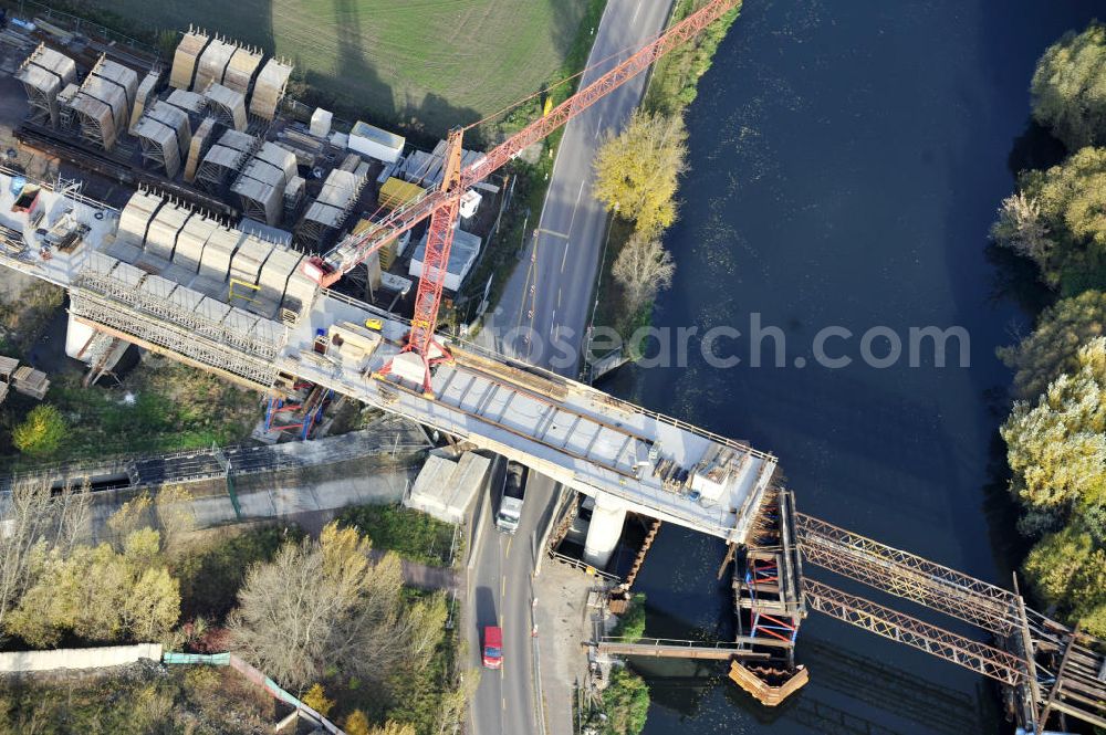 Rattmannsdorf from above - Blick auf die Vorschub- Bauarbeiten an der Saale-Elster-Talbrücke zwischen Ammendorf und Schkopau. Das Beton- Viadukt mit insgesamt 8, 5 Kilometern Länge wird teilweise mit großen Baugerüsten in so genannter Vor-Kopf-Bauweise errichtet. Die ICE - Neubaustrecke im Projekt VDE 8 Nürnberg-Berlin der Deutschen Bahn und der DEGES soll 2015 in Betrieb gehen und wird das bisher längste Brückenbauwerk Deutschlands sein. Bauausführende Firmen sind die Hochtief Construction AG, Adam Hörnig, Gerdum und Breuer; Franki Grundbau; Doka Schalungstechniker; BBV Vorspanntechnik; Röro Traggerüstsysteme; Oevermann Hoch- und Tiefbau, Teupe & Söhne Gerüstbau GmbH, Alpine Bau, Kann Baustoffe und Arcelormittal. Die Bauüberwachung erfolgt durch das Ingenieurbüro Schüßler Plan. View of the construction of the Saale-Elster Viaduct between Ammandorf and Schkopau in Saxony Anhalt.